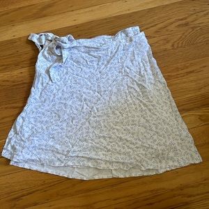 Brandy Melville Wrap Floral Print Mini Skirt Size S White/baby blue
